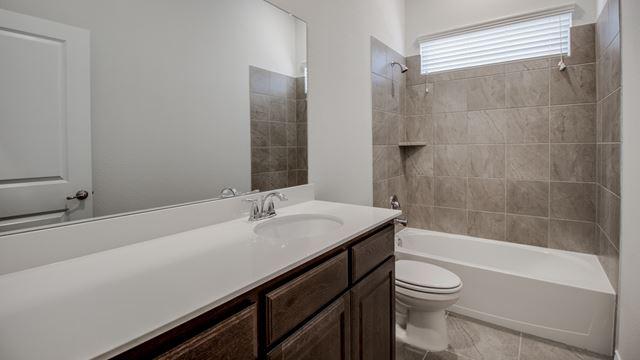 2020_10_26_06_43_55_746_tx-annatownsquare-400maverick-2956b-bath.jpg